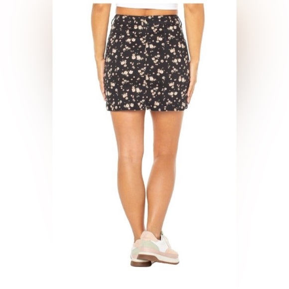 ⭐️$5 Add-on NWT A Line Black Floral Denim Skirt Sz X-Large - Picture 2 of 10